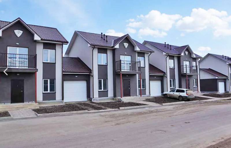 Коттеджный поселок в новоселье. Таунхаус. Кп совушки горный щит. Таунхаус миасс улица высоцкого. Таунхаус в пышме.